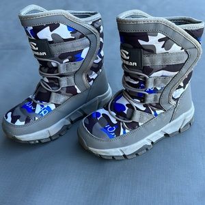 Toddler 10 snow boots. Worn 1X. Like new. Excellent condition.
